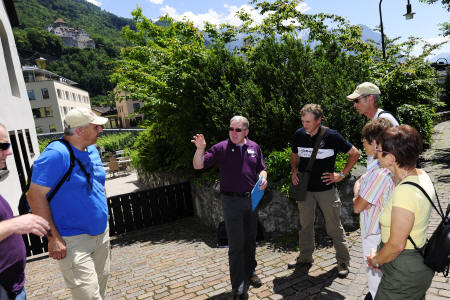 Erklärungen bei einer Stadtführung in Vaduz