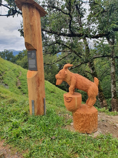 Holzskulptur "Der feuerrote Geissbock".
