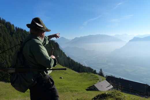 Färdi zeigt die fantastische Aussicht von Bargälla.