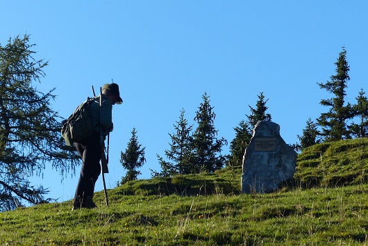 Wilderer Färdi beim Gedenkstein für seinen Kameraden.