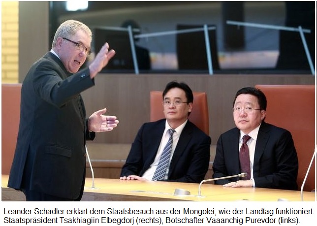 Backstage bei Monarchie & Demokratie. Leander Schädler erklärt dem Staatsbesuch aus der Mongolei, wie der Landtag funktioniert.