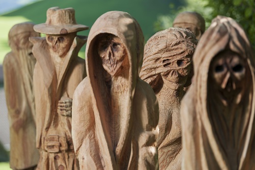 Skulpturen "Das Nachtvolk" beim WalserSagenWeg in Triesenberg, Fürstentum Liechtenstein