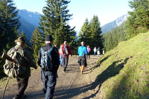 Gruppe im Valorschtal auf den Spuren der Wilderer