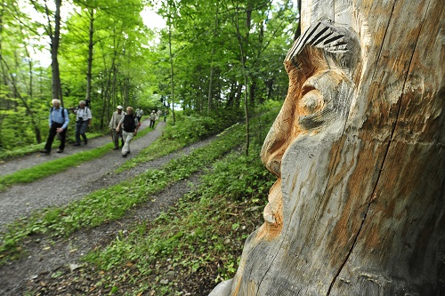 Eine Gruppe wandert auf dem WalserSagenWeg.