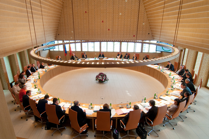 Der Landtag versammelt am Runden Tisch